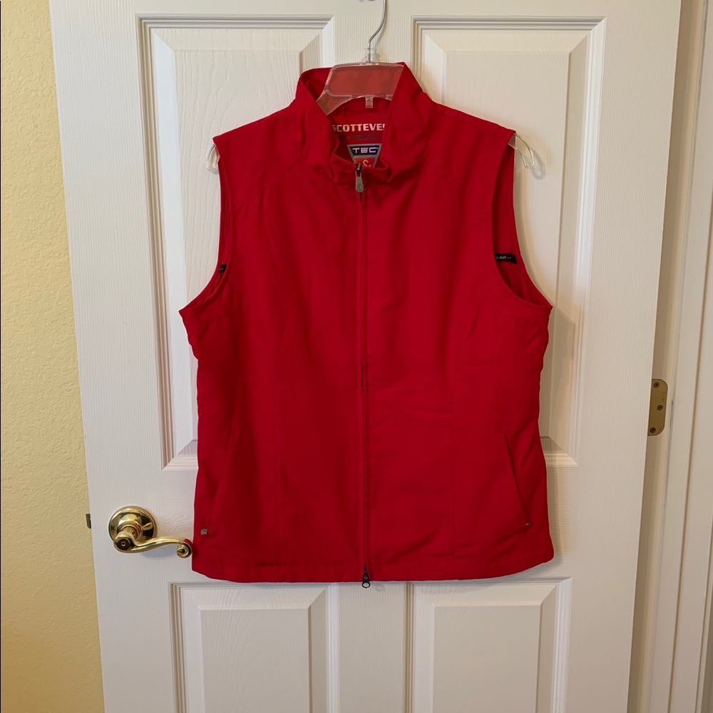 ScotteVest: Red Vest with 20+ pockets